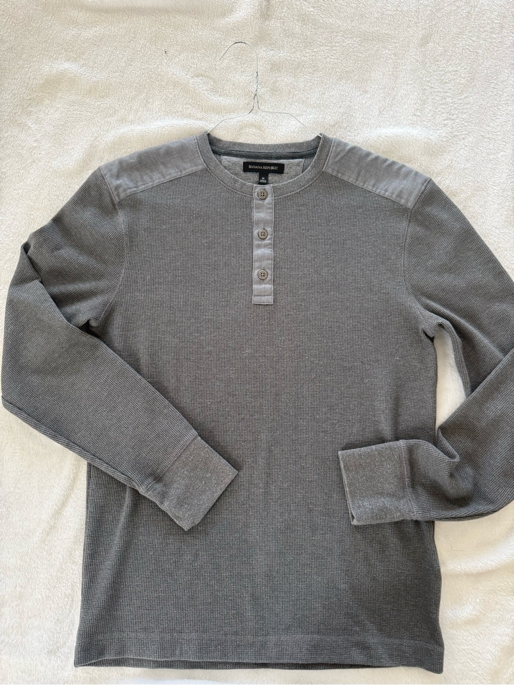 Men’s medium Banana Republic Henley long sleeve t shirt in grey